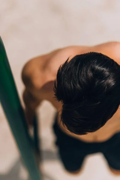 Jovem Atleta Sexo Masculino Fazendo Exercícios Queixo Parque Homem Fitness — Fotografia de Stock
