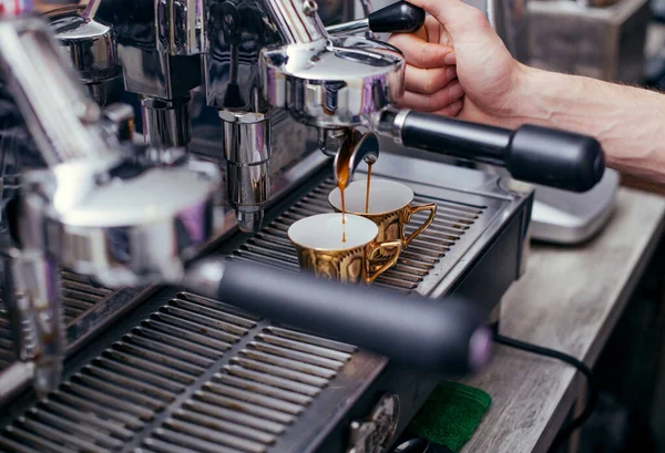 Café häller från kaffemaskinen. Professionell kaffebryggning — Stockfoto