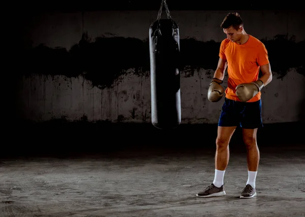 Hombre Deportivo Golpeando Una Bolsa Con Guantes Boxeo Gimnasio Concepto — Foto de Stock