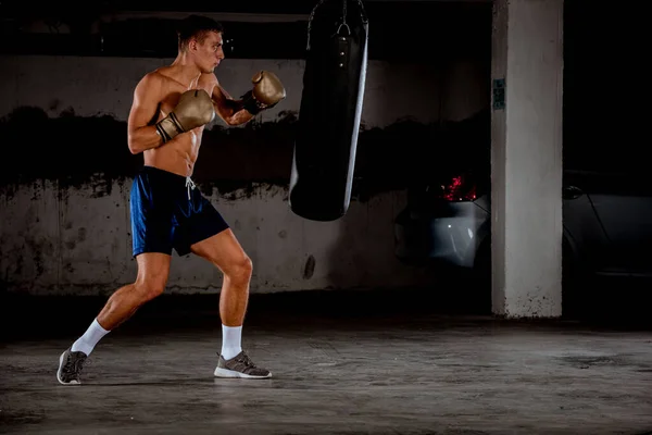 Profi Boxer Kämpfen Und Trainieren Fitnessstudio Kräftiges Muskulöses Manntraining Und — Stockfoto