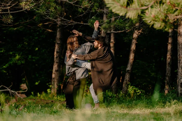 Jóvenes Románticos Bailando Aire Libre Pradera Verde — Foto de Stock