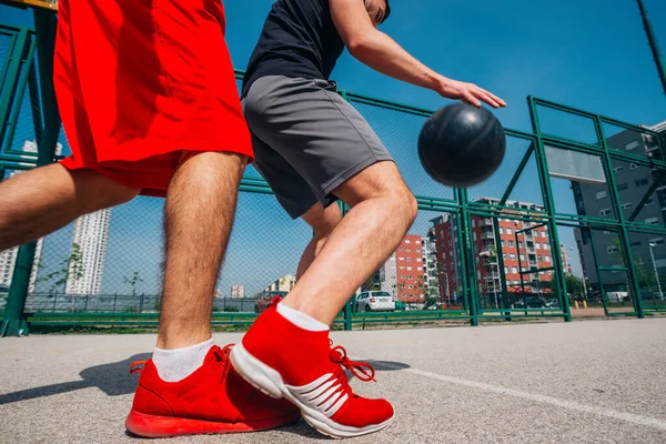Två Street Basketspelare Spelar Hel Del Närbild Action Och Vaktar — Stockfoto