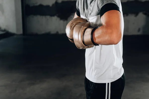 Sportlicher Typ Legt Goldene Boxhandschuhe Während Sich Auf Training Vorbereitet — Stockfoto