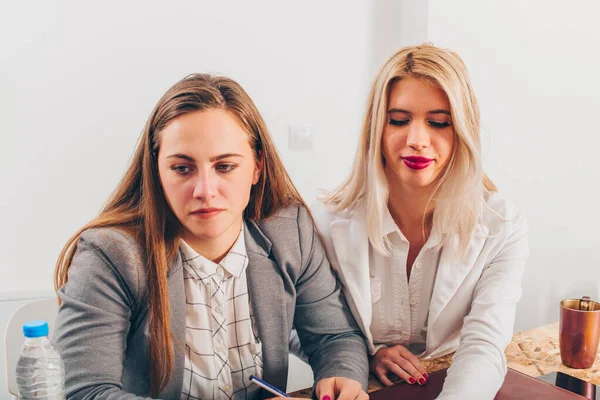 Zwei Junge Schöne Mädchen Zusammen Während Eines Geschäftstreffens — Stockfoto