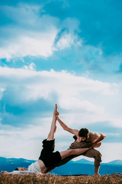 Pareja Sensual Realizando Una Danza Contemporánea Artística Emocional Montaña — Foto de Stock