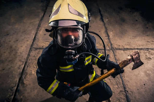 Портрет жінки-пожежника, який тримає сокиру і варин — стокове фото
