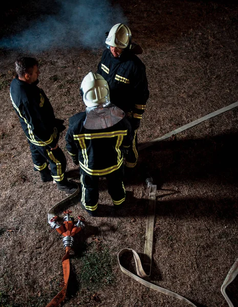 Equipo de bomberos en acción —  Fotos de Stock