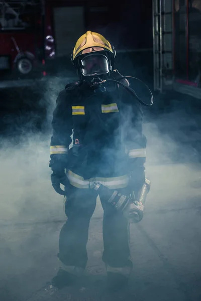ヘルメットとすべての安全を身に着けている女性消防士の肖像画 — ストック写真