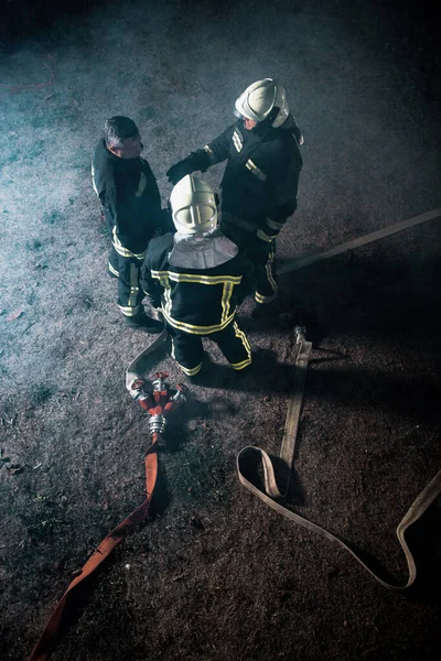 Пожежники придушують вогонь — стокове фото
