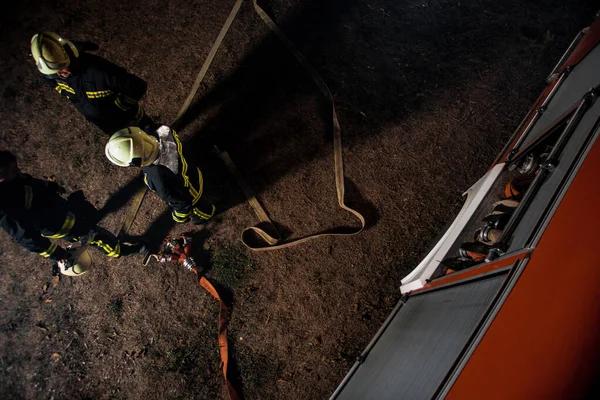 Bomberos Preparándose Durante Una Intervención Contra Incendios — Foto de Stock