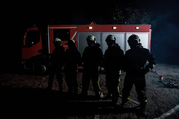 Brigada de incendios en acción por la noche —  Fotos de Stock