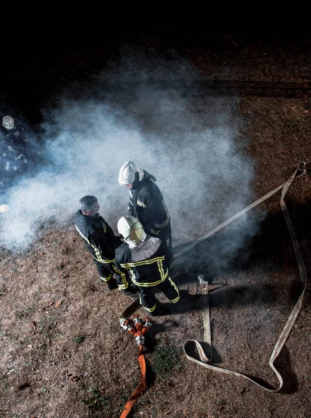 Petugas pemadam kebakaran sedang bekerja. — Stok Foto