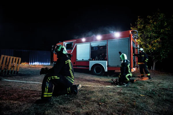 Operação de combate a incêndios à noite — Fotografia de Stock