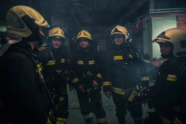 Equipo de bomberos que se encuentran en el interior (interior) y que se entierran a continuación —  Fotos de Stock