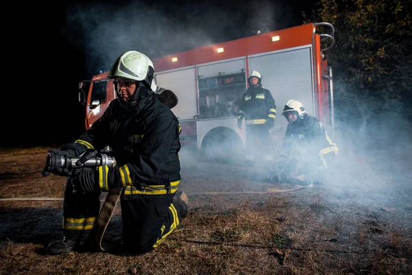 Bombeiros a trabalhar — Fotografia de Stock