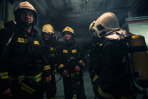 Команда Пожарных Стоящих Помещении Рядом Пожарной Машиной — стоковое фото