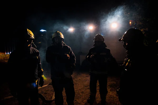 Bomberos Equipados Con Equipo Protección Preparándose Para Acción —  Fotos de Stock