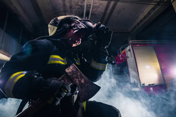 Портрет Жінки Пожежника Яка Тримає Сокиру Носить Кисневу Маску Приміщенні — стокове фото