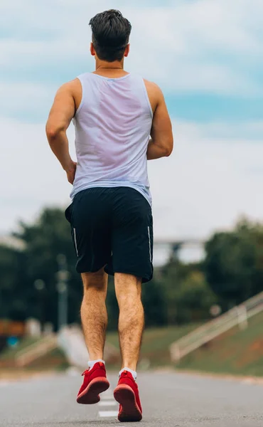 Atletische Mannelijke Oefening Een Baan Buiten Tijdens Het Trainen Joggen — Stockfoto