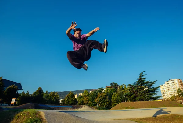 Gut Gebaute Person Führt Jump Kick Move Städtischen Skateboard Park — Stockfoto