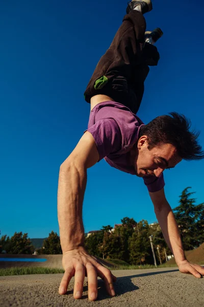 Athletischer Typ Bei Einer Handstandübung Städtischen Skatepark — Stockfoto