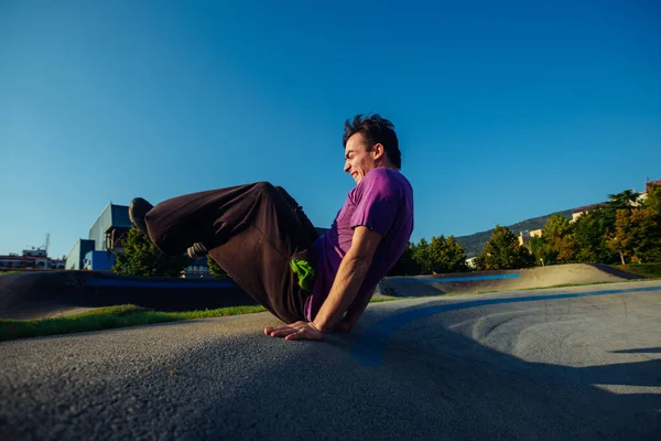 Akrobat Übt Parkour Übungen Örtlichen Skatepark — Stockfoto