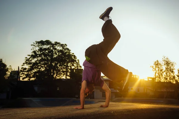 Sportlicher Mann Macht Handstand Auf Dem Betonboden Des Skateparks — Stockfoto