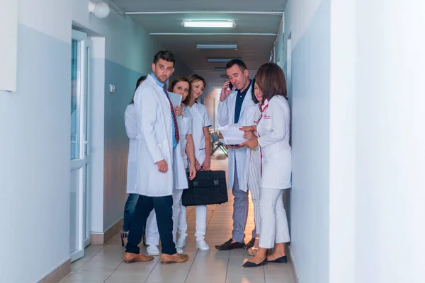 Gruppe von medizinischem Personal, Teamärzten und Krankenschwestern posiert im Ha — Stockfoto