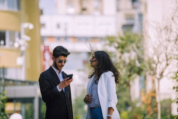 Vista Frontal Una Feliz Pareja Ejecutivos Caminando Hablando Calle Con — Foto de Stock