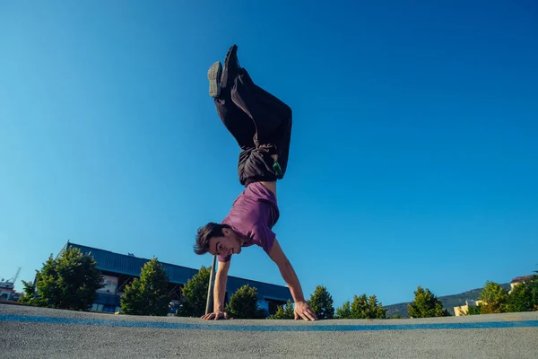 Sports Man Supporting His Body While Doing Handstand City Skateboard — Stock Photo, Image