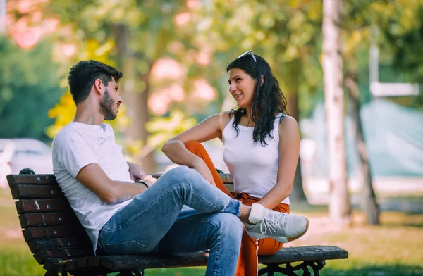 Casal Abraços Flertar Parque Com Fundo Verde Desfocado — Fotografia de Stock