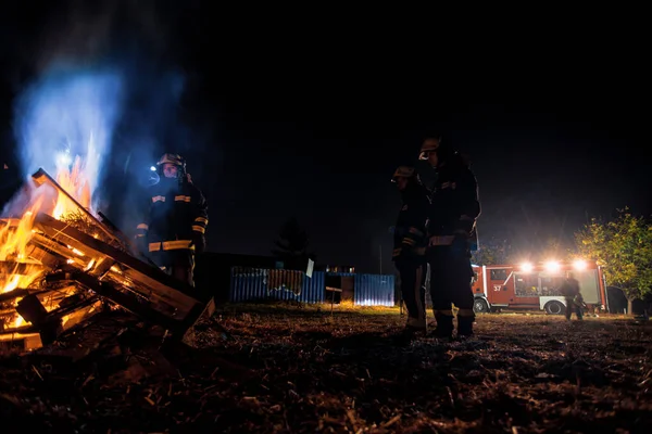 Bombeiros se preparando para uma operação — Fotografia de Stock