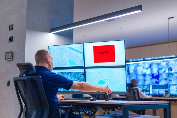 Bir Güvenlik Merkezinden Bilgisayar Lojistik Erkek Bilgisayar Operatörü Izliyor — Stok fotoğraf