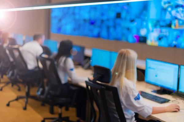 Vrouwelijke Bewakers Die Aan Computers Werken Terwijl Controlekamer Zitten — Stockfoto