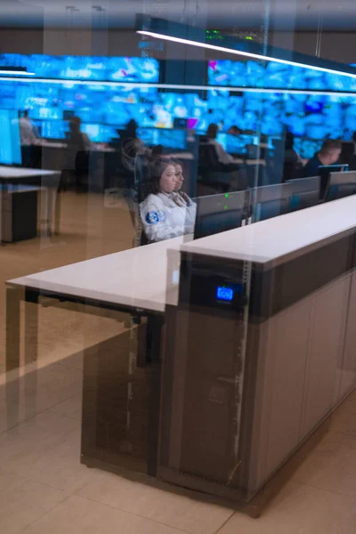 Reflexão Uma Equipe Agência Segurança Que Trabalha Data Center — Fotografia de Stock