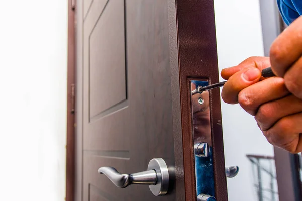 Senior Handyman Working Door Lock — Stock Photo, Image