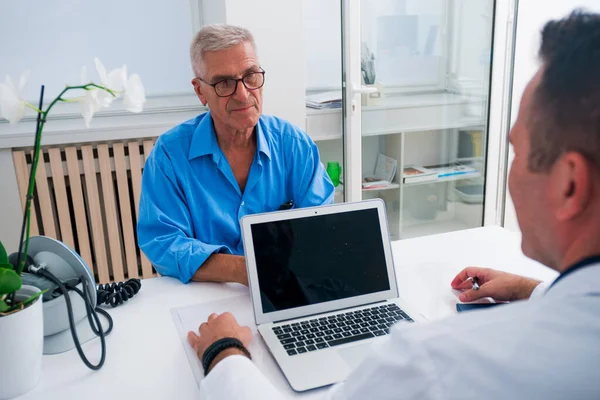 Beau docteur et son patient aîné (plus âgé) discutant de la — Photo