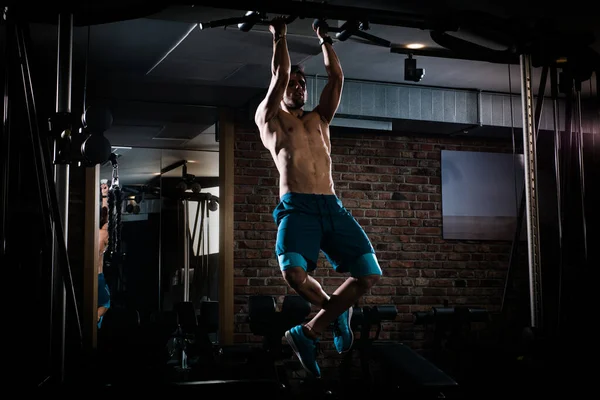 Magro muscular homem trabalhando fora pullups no ginásio — Fotografia de Stock