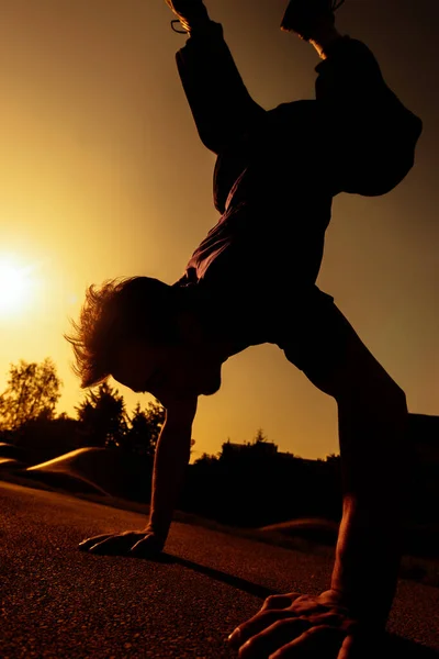 Jovem Muscular Cara Realizando Truques Parkour Livre Parque Skate — Fotografia de Stock