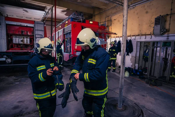 Πυροσβέστες ετοιμάζουν τη στολή τους και το πυροσβεστικό στη μπα — Φωτογραφία Αρχείου