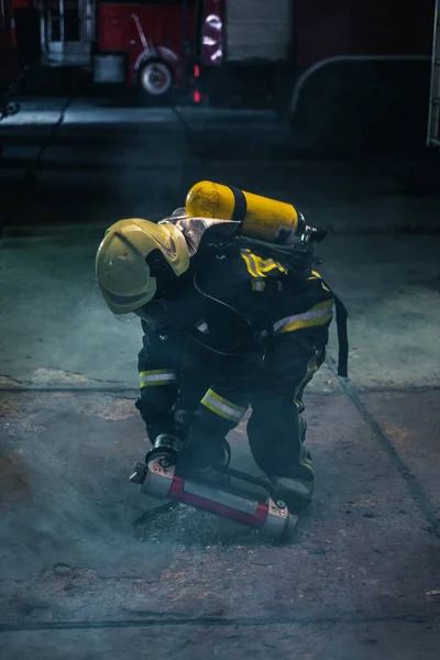 Retrato de una bombera con casco y toda la seguridad —  Fotos de Stock