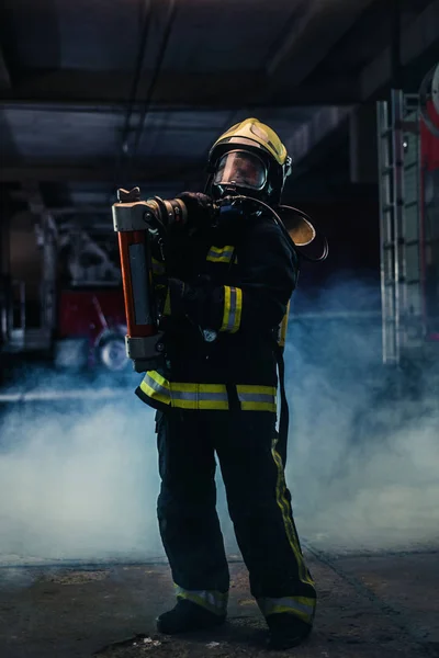 Retrato de uma mulher bombeira usando um capacete e toda a segurança — Fotografia de Stock