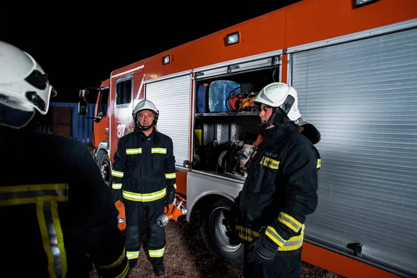 Operación de lucha contra los incendios nocturnos —  Fotos de Stock
