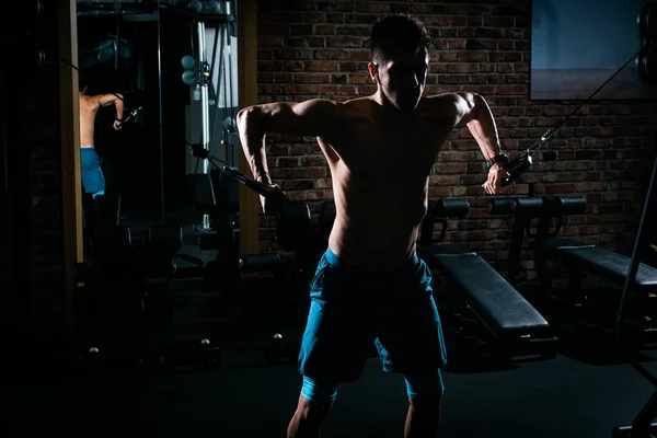 Slim Hombre Muscular Tirando Pesos Sin Camisa Gimnasio Imagen Alto — Foto de Stock