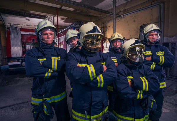 Πορτρέτο της ομάδας πυροσβέστες μπροστά από πυροσβεστικό όχημα στο εσωτερικό του — Φωτογραφία Αρχείου