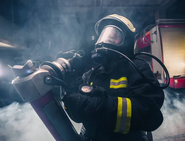 Retrato de uma mulher bombeira usando um capacete e toda a segurança — Fotografia de Stock