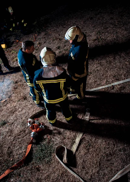 Bomberos Ropa Trabajo Protectora Luchando Contra Peligro Incendio —  Fotos de Stock
