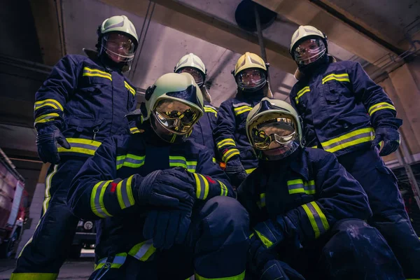 Προσωπογραφία Ομάδας Πυροσβεστών Που Φορούν Προστατευτική Στολή Μέσα Στον Πυροσβεστικό — Φωτογραφία Αρχείου