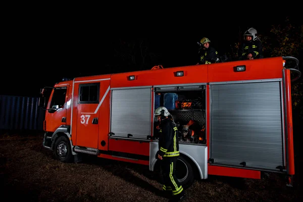 Fire Station Crew Responding Fire Emergency Situation — Stock Photo, Image