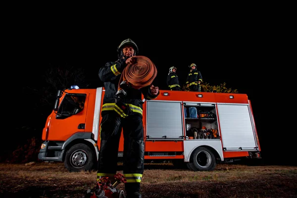 Bomberos Equipados Con Equipo Durante Una Operación Extinción Incendios —  Fotos de Stock